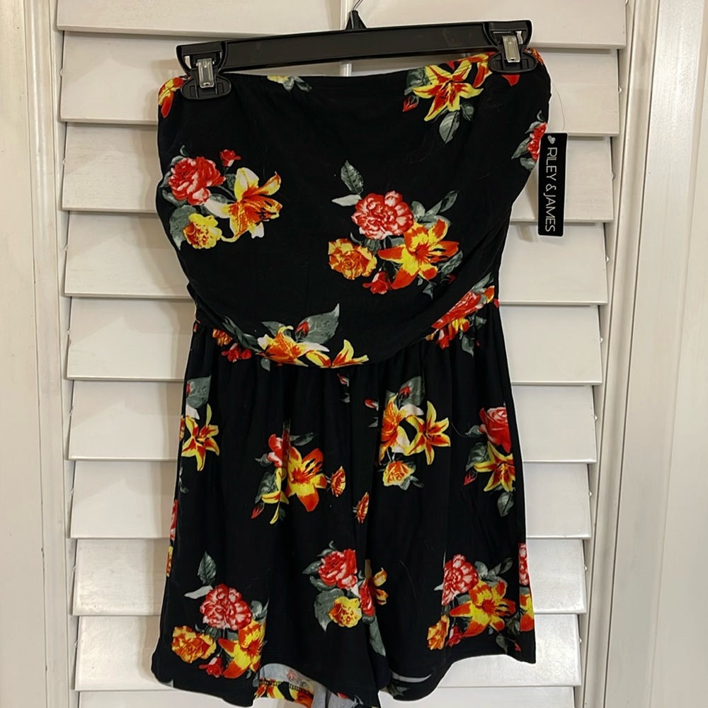 Small strapless short romper